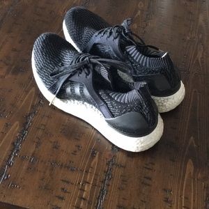 ADIDAS ULTRABOOST SIZE 9 gently used